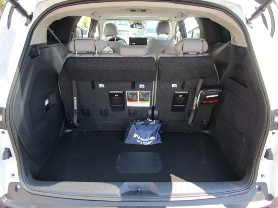 New 2025 Toyota Sienna Hybrid XLE Base - BraunAbility Side Entry Entry Fold Out Automatic Ramp