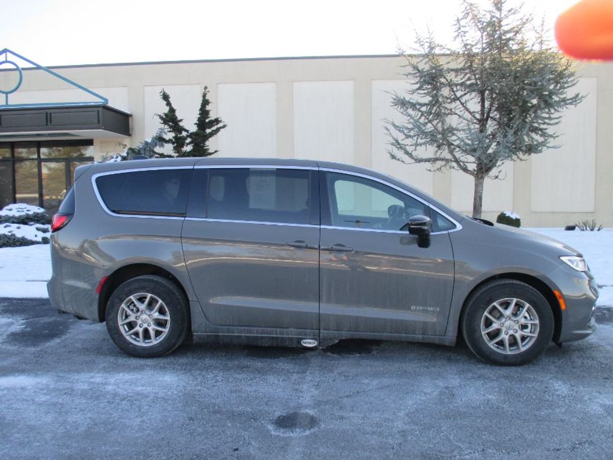 Grey Chrysler Pacifica image number 6