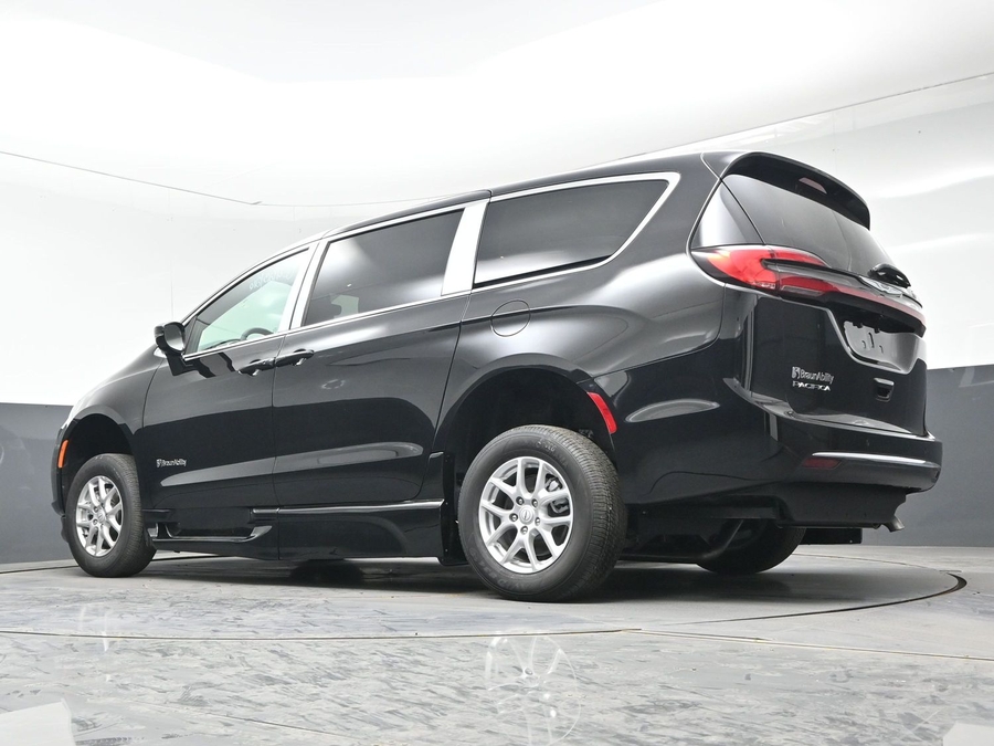 Black Chrysler Pacifica image number 17