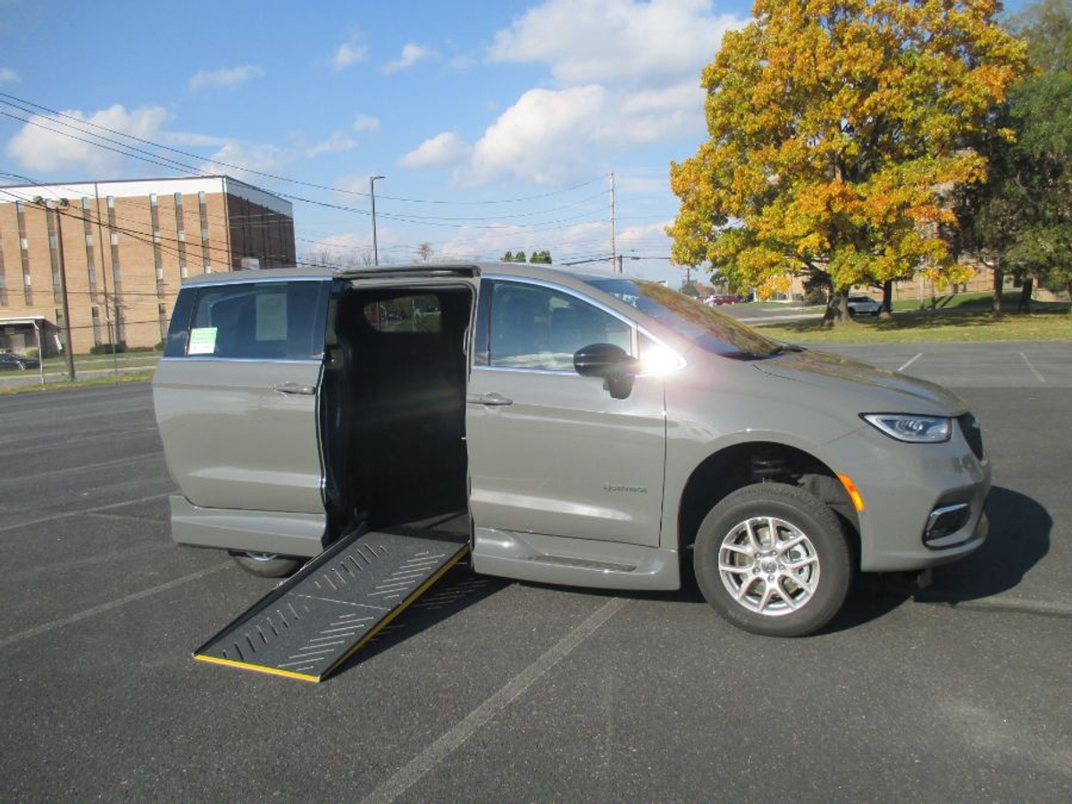 2025 Chrysler Pacifica Select's photo