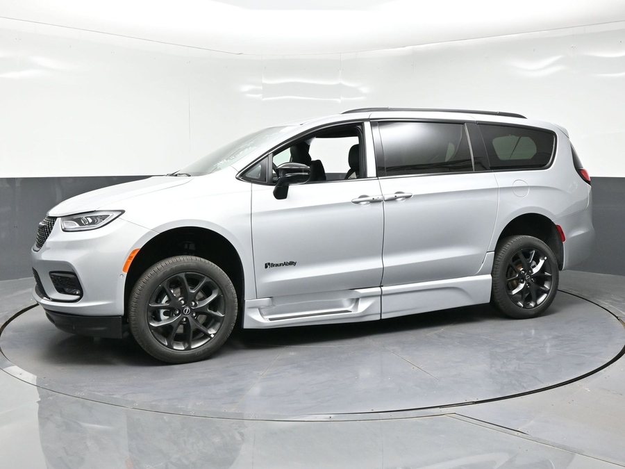 New 2026 Chrysler Pacifica Select Sport - BraunAbility Side Entry In Floor Automatic Ramp