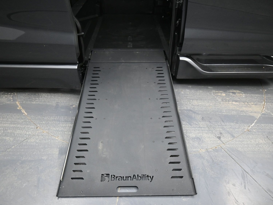 New 2025 Toyota Sienna Hybrid XLE Plus - BraunAbility Side Entry Entry In Floor Automatic Ramp