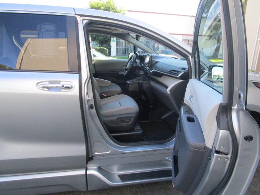 Used 2024 Toyota Sienna Hybrid XLE Base - BraunAbility Side Entry Entry In Floor Automatic Ramp