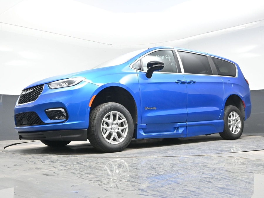 Blue Chrysler Pacifica image number 16