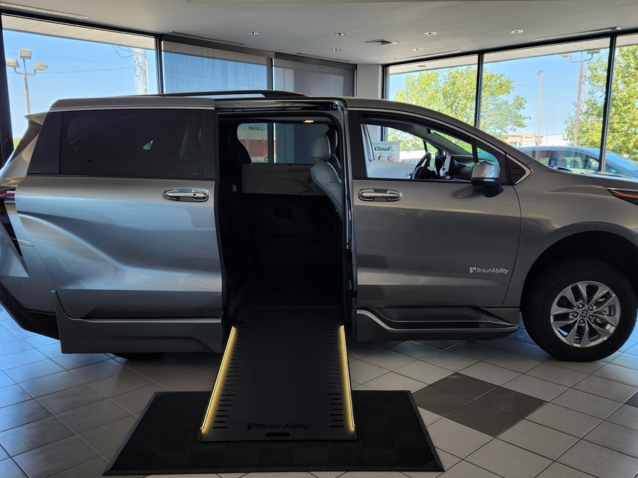 Grey Toyota Sienna image number 9