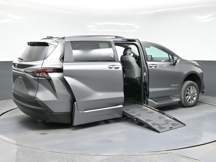 New 2026 Toyota Sienna Hybrid XLE Add - BraunAbility Side Entry Entry Fold Out Automatic Ramp