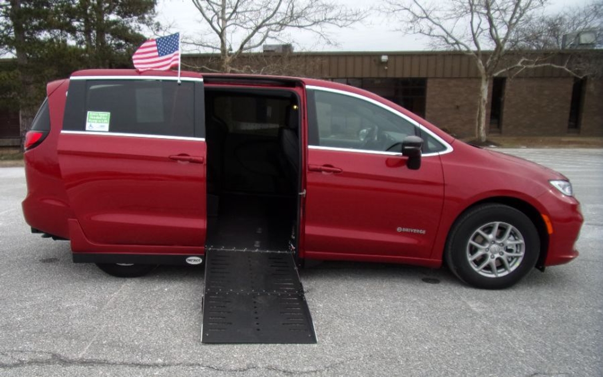 2026 Chrysler Pacifica Select's photo