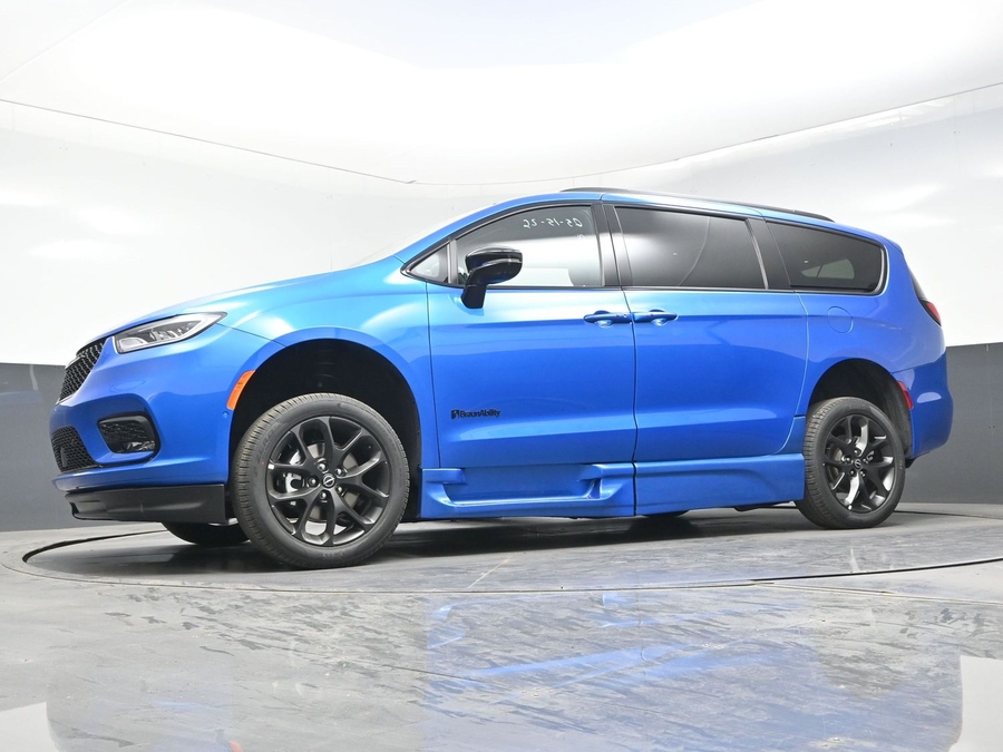 New 2026 Chrysler Pacifica Select Sport - BraunAbility Side Entry Entry Fold Out Automatic Ramp