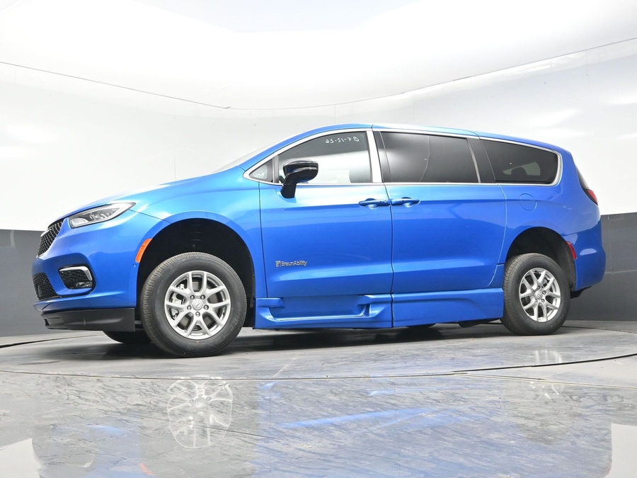 Blue Chrysler Pacifica image number 16
