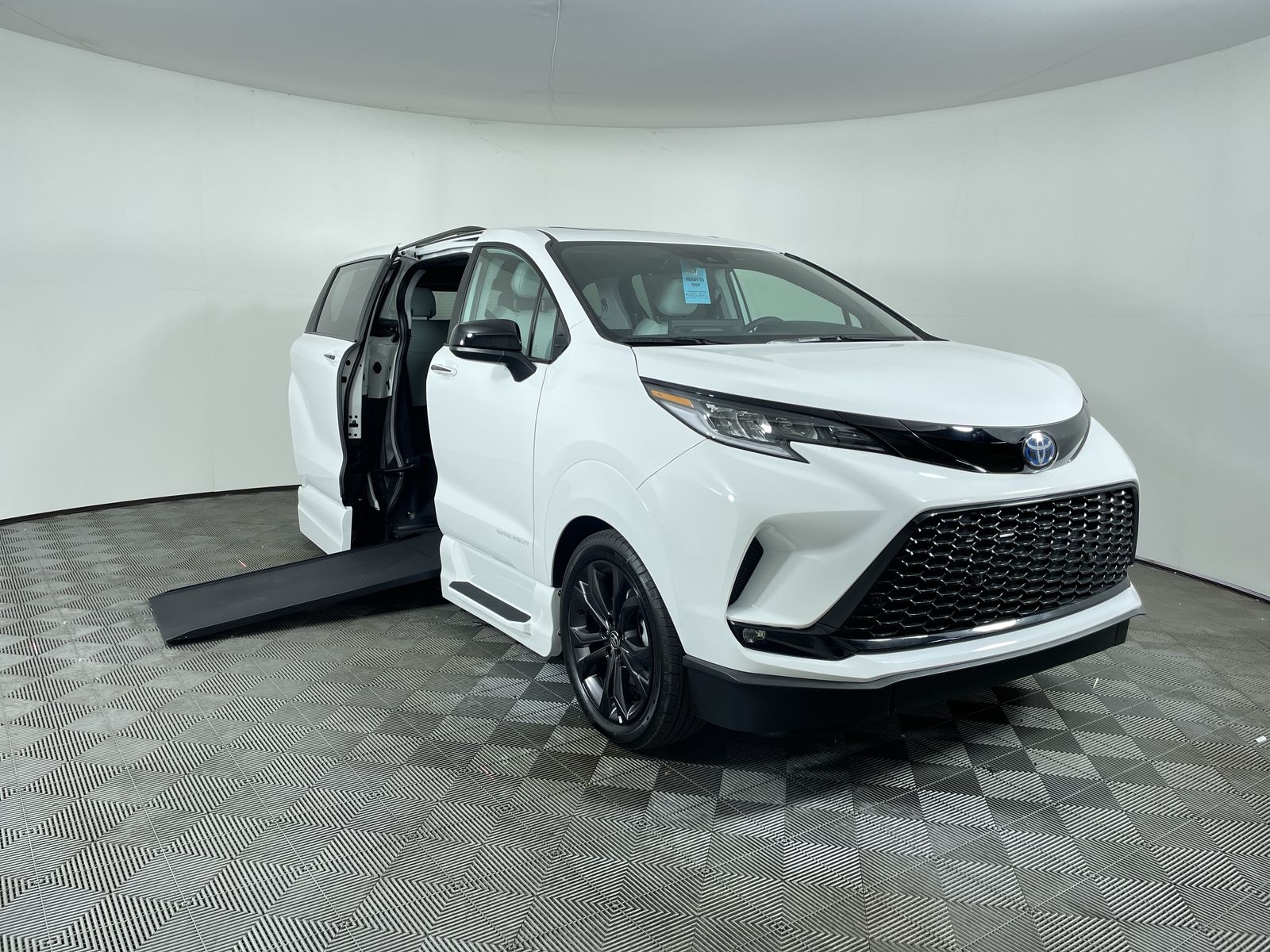 2025 Toyota Sienna FWD XSE Plus