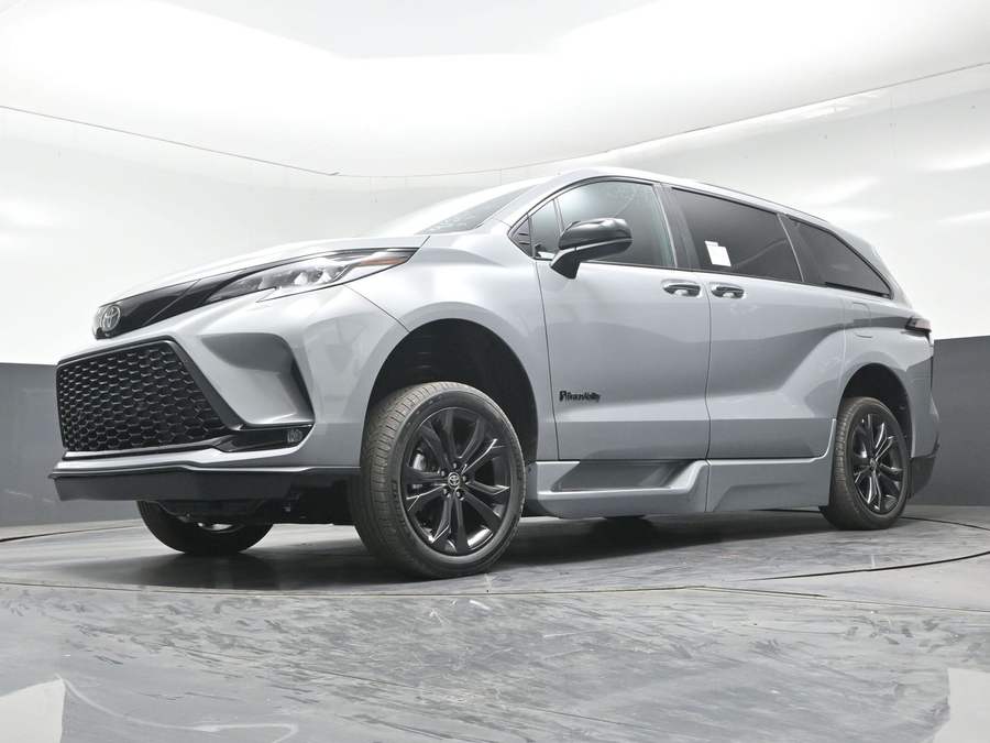 New 2026 Toyota Sienna Hybrid XSE Sport - BraunAbility Side Entry Fold Out Automatic Ramp