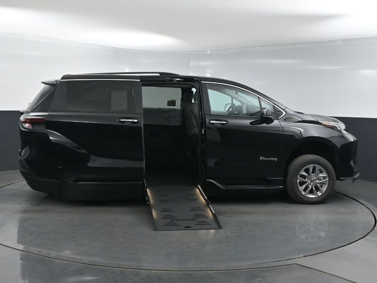 2025 TOYOTA SIENNA - Image 8