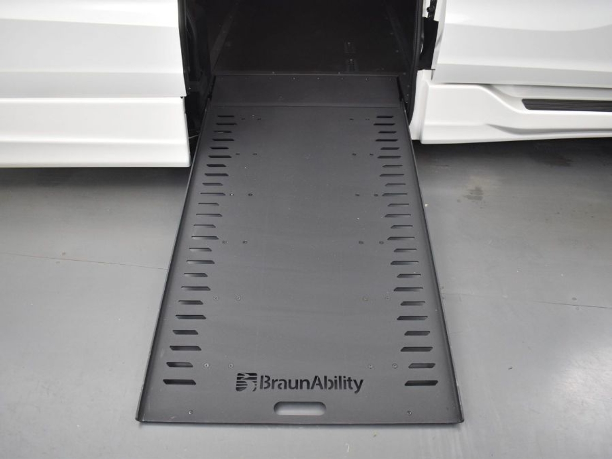 White Honda Odyssey image number 10