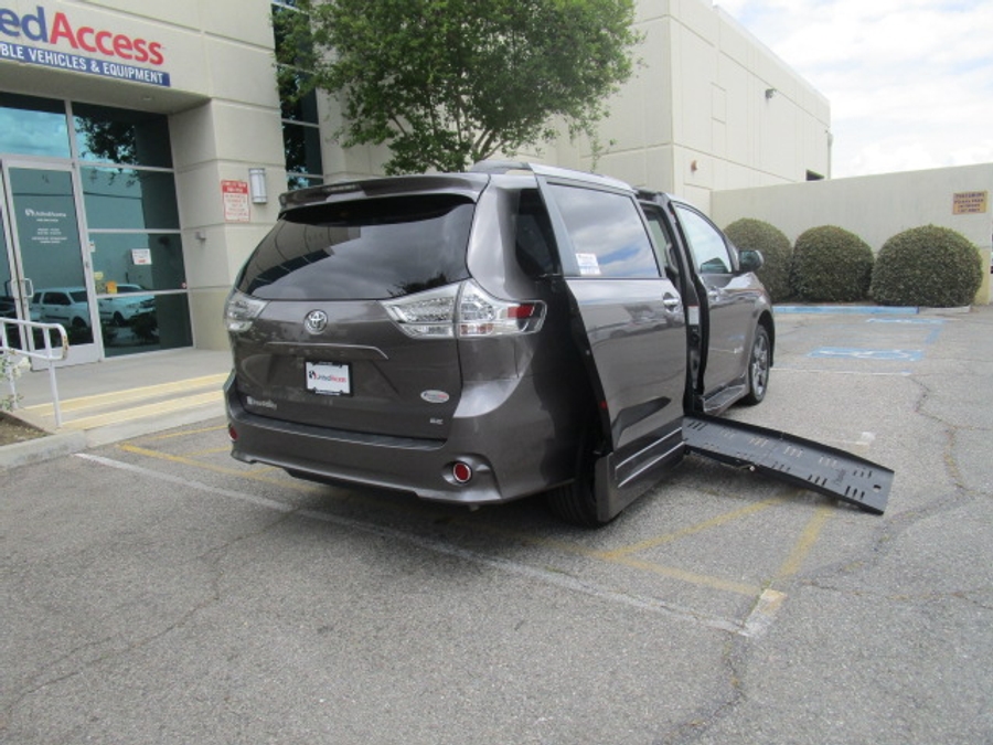 Used 2016 Toyota Sienna SE - BraunAbility Side Entry Entry Fold Out Automatic Ramp