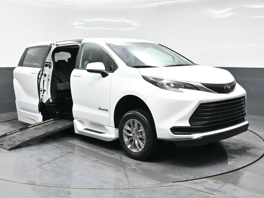 New 2026 Toyota Sienna Hybrid LE - BraunAbility Side Entry Entry Fold Out Automatic Ramp
