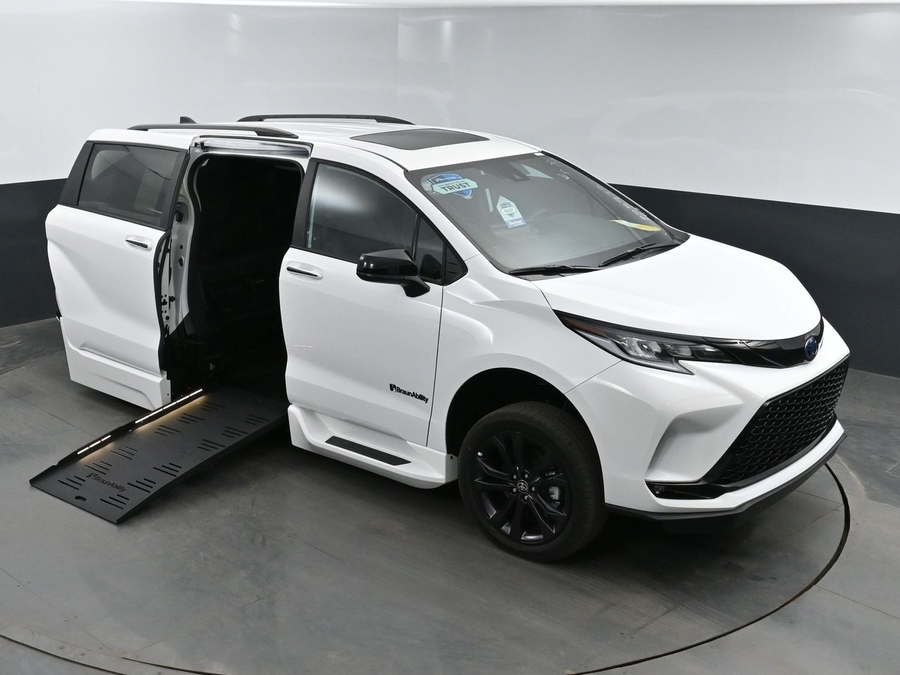 New 2025 Toyota Sienna Hybrid LE - BraunAbility Side Entry Entry Fold Out Automatic Ramp