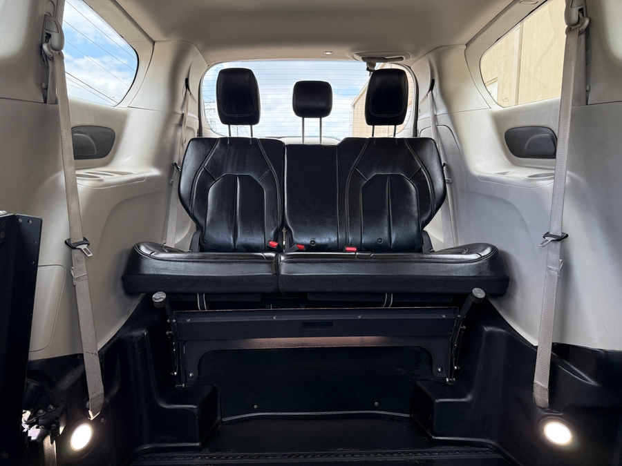 Used 2021 Chrysler Voyager LXi - BraunAbility Commercial Side Entry Entry Fold Out Manual Ramp