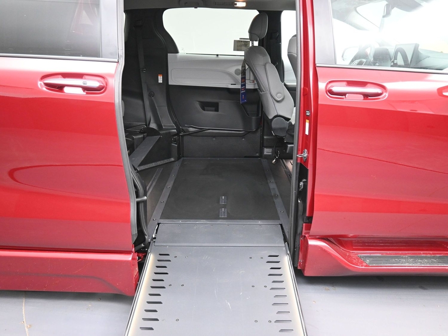 New 2026 Toyota Sienna Hybrid XLE Base - BraunAbility Side Entry In Floor Automatic Ramp