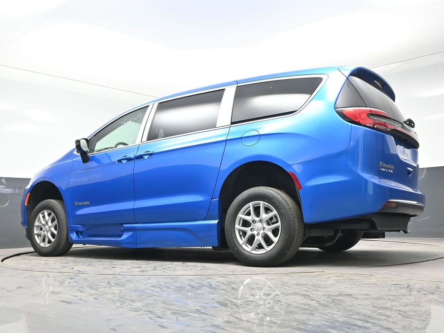 Blue Chrysler Pacifica image number 17