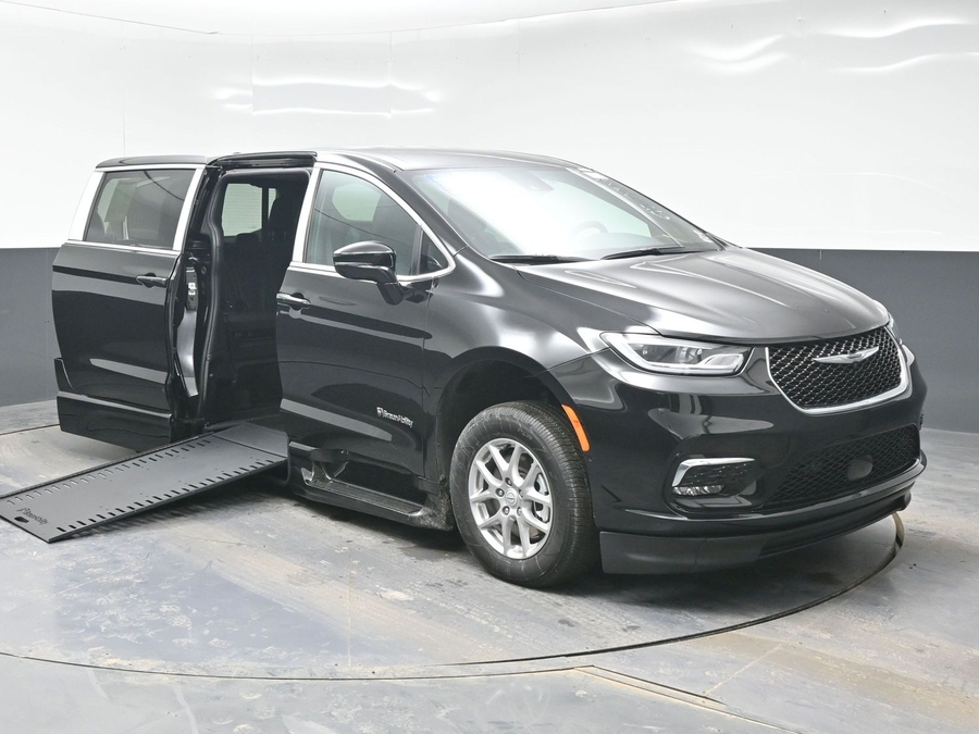 Black Chrysler Pacifica image number 24