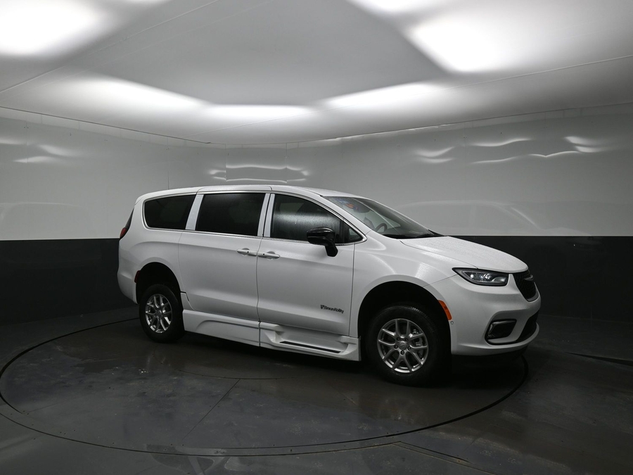 White Chrysler Pacifica image number 14