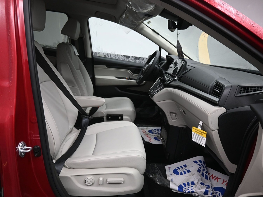 Red Honda Odyssey image number 8
