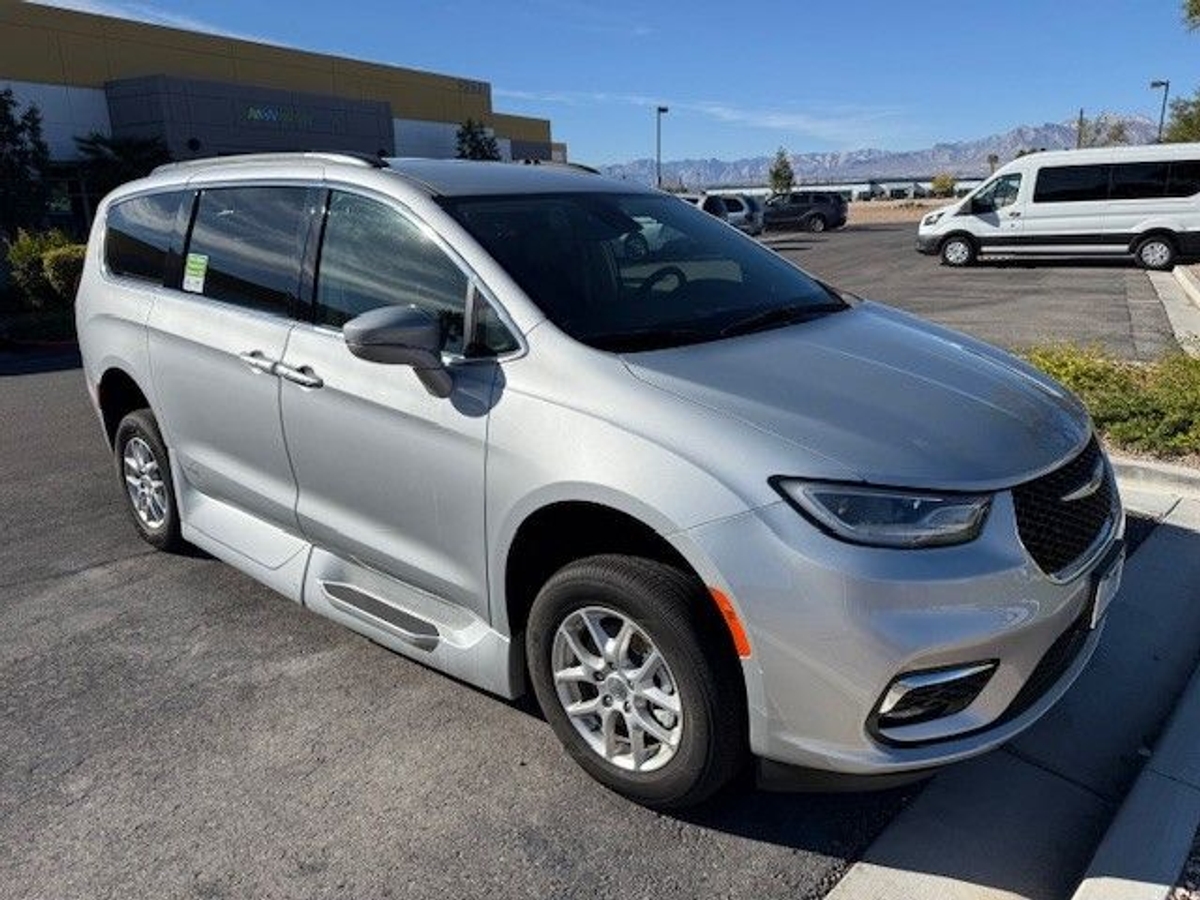 Silver Chrysler Pacifica image number 3