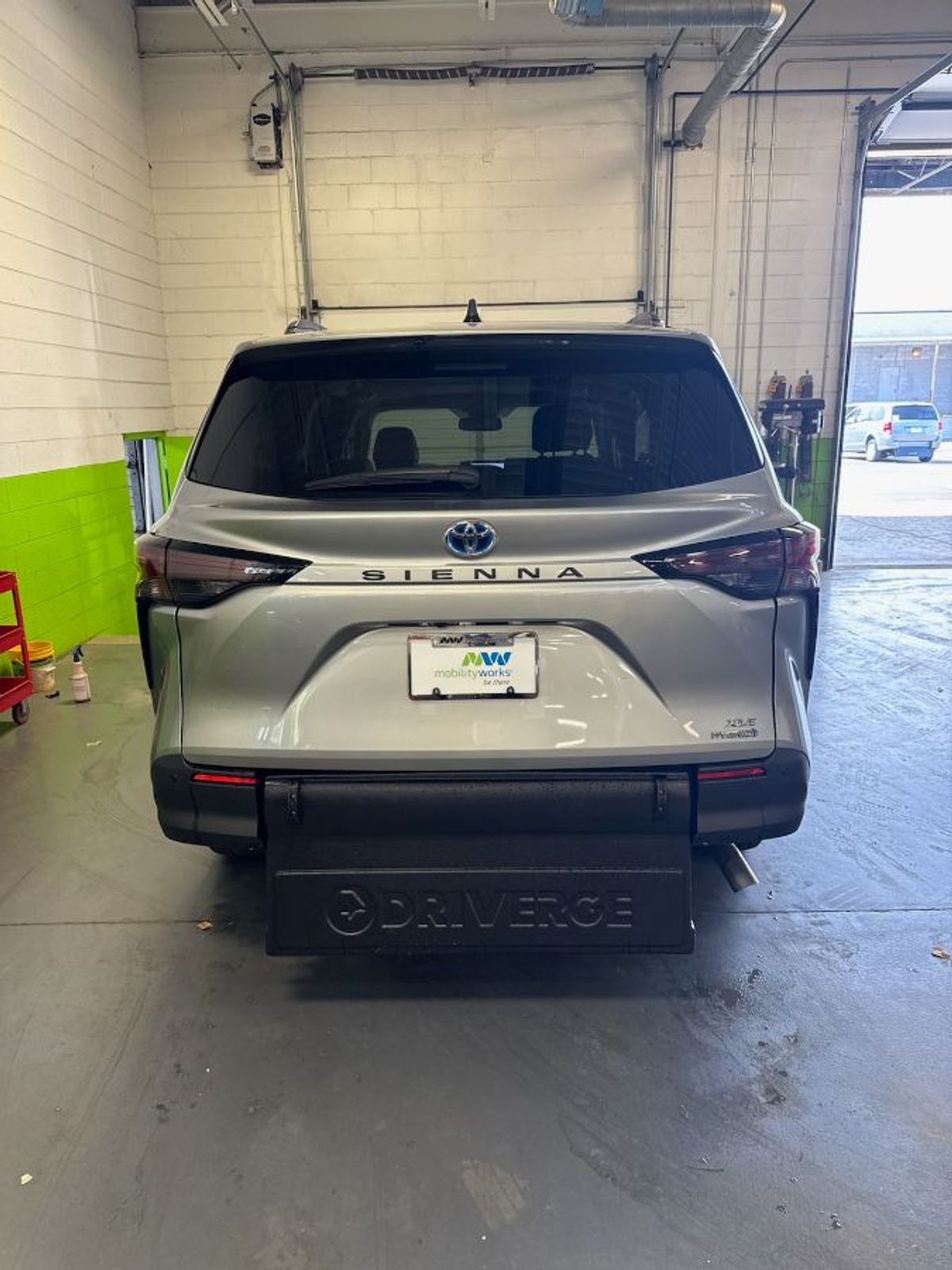 Silver Toyota Sienna image number 4