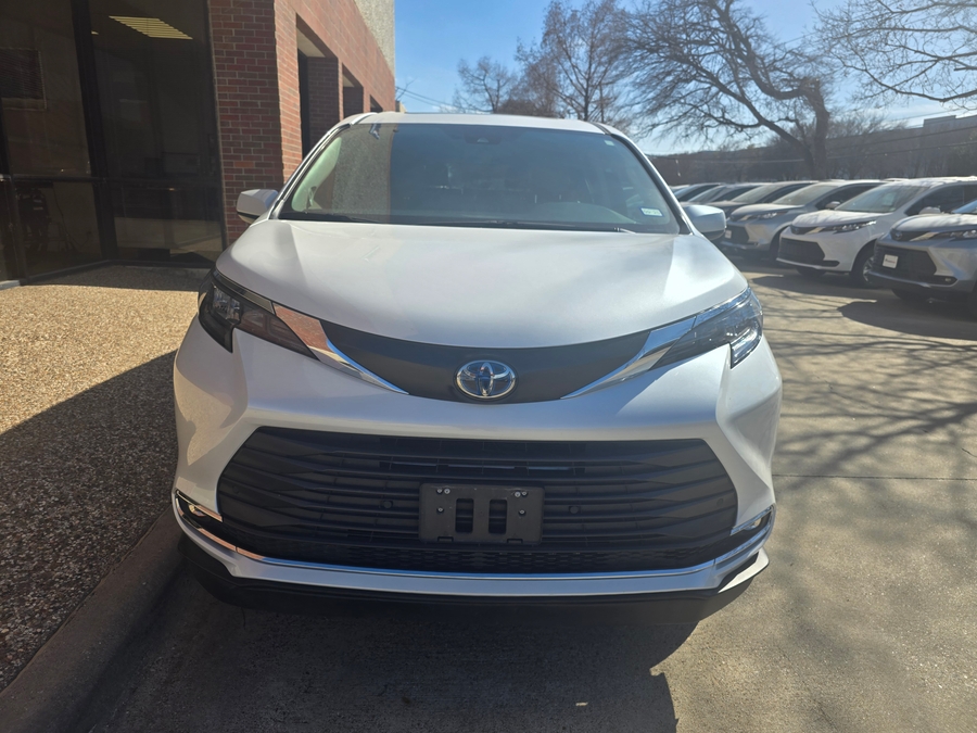 Used 2024 Toyota Sienna Hybrid XLE Plus - BraunAbility Side Entry Entry In Floor Automatic Ramp