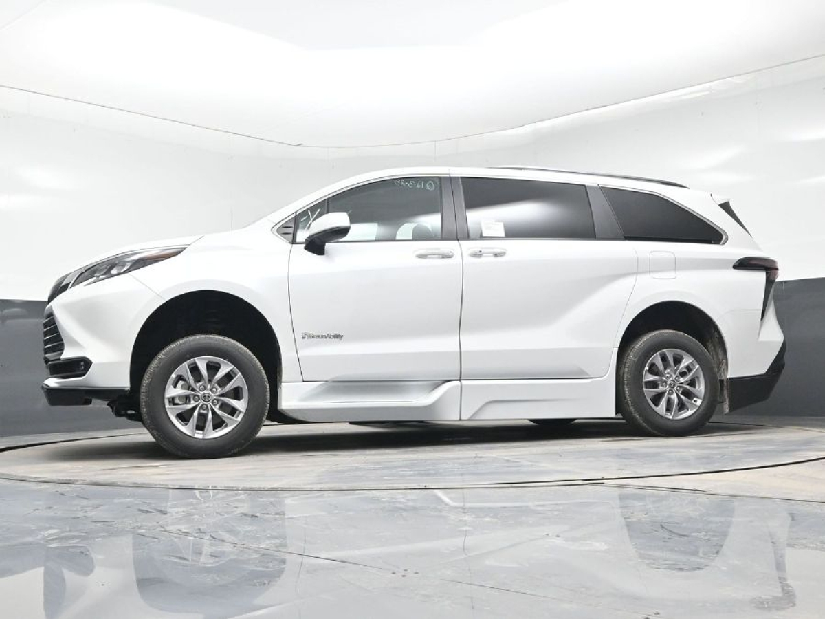 2025 TOYOTA SIENNA - Image 20