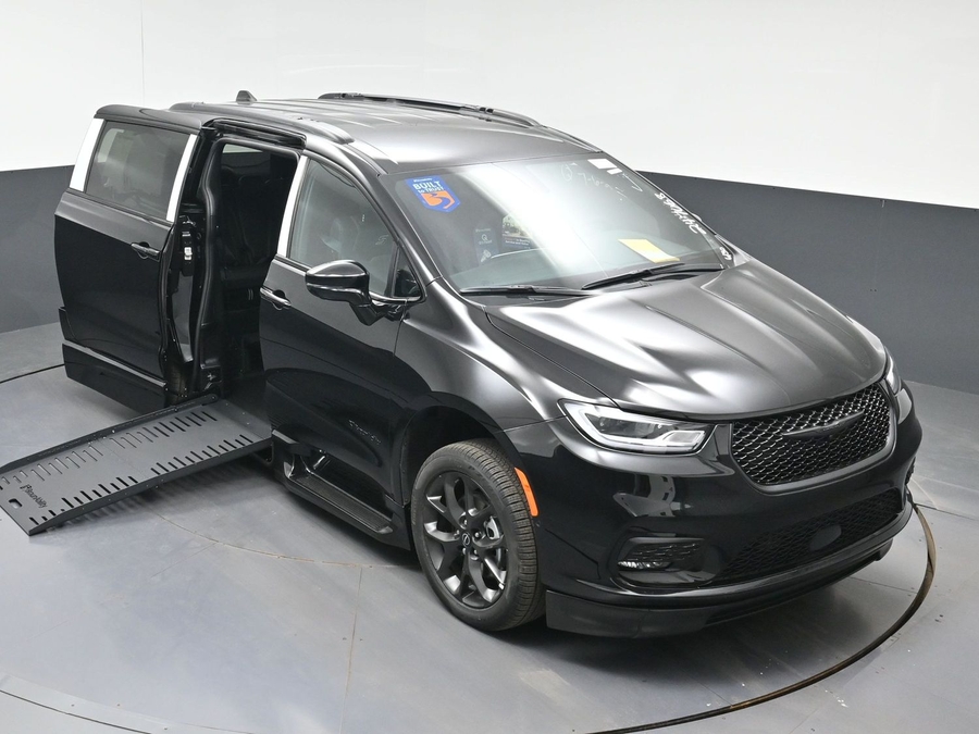 Black Chrysler Pacifica image number 20