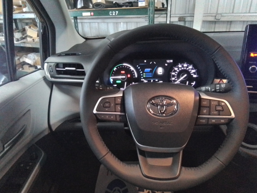 Black Toyota Sienna image number 24