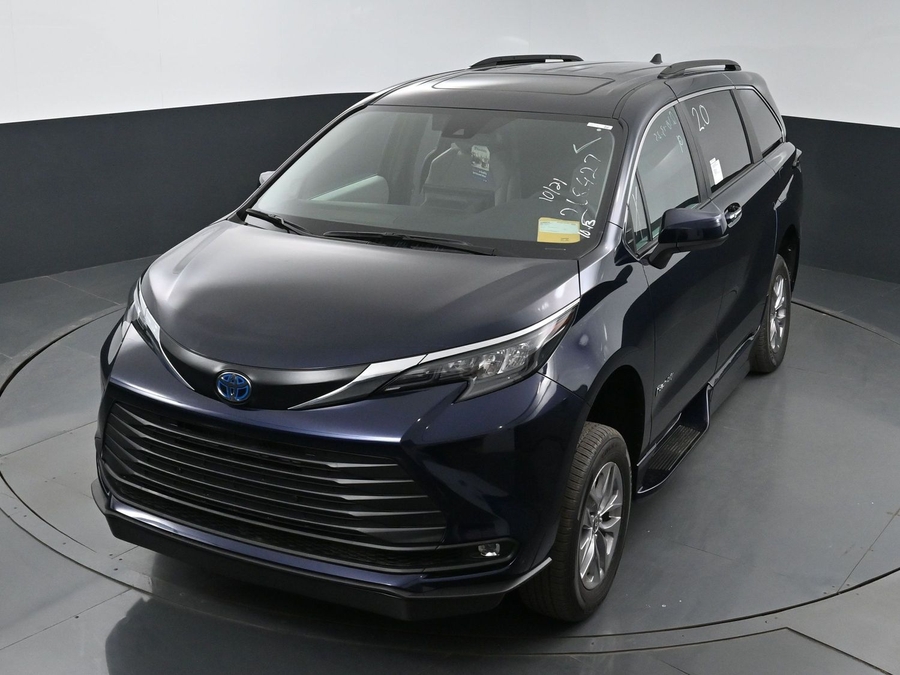 New 2025 Toyota Sienna Hybrid XLE Plus - BraunAbility Side Entry Entry In Floor Automatic Ramp