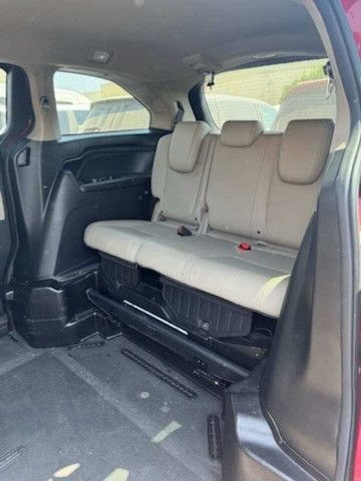 Red Honda Odyssey image number 5