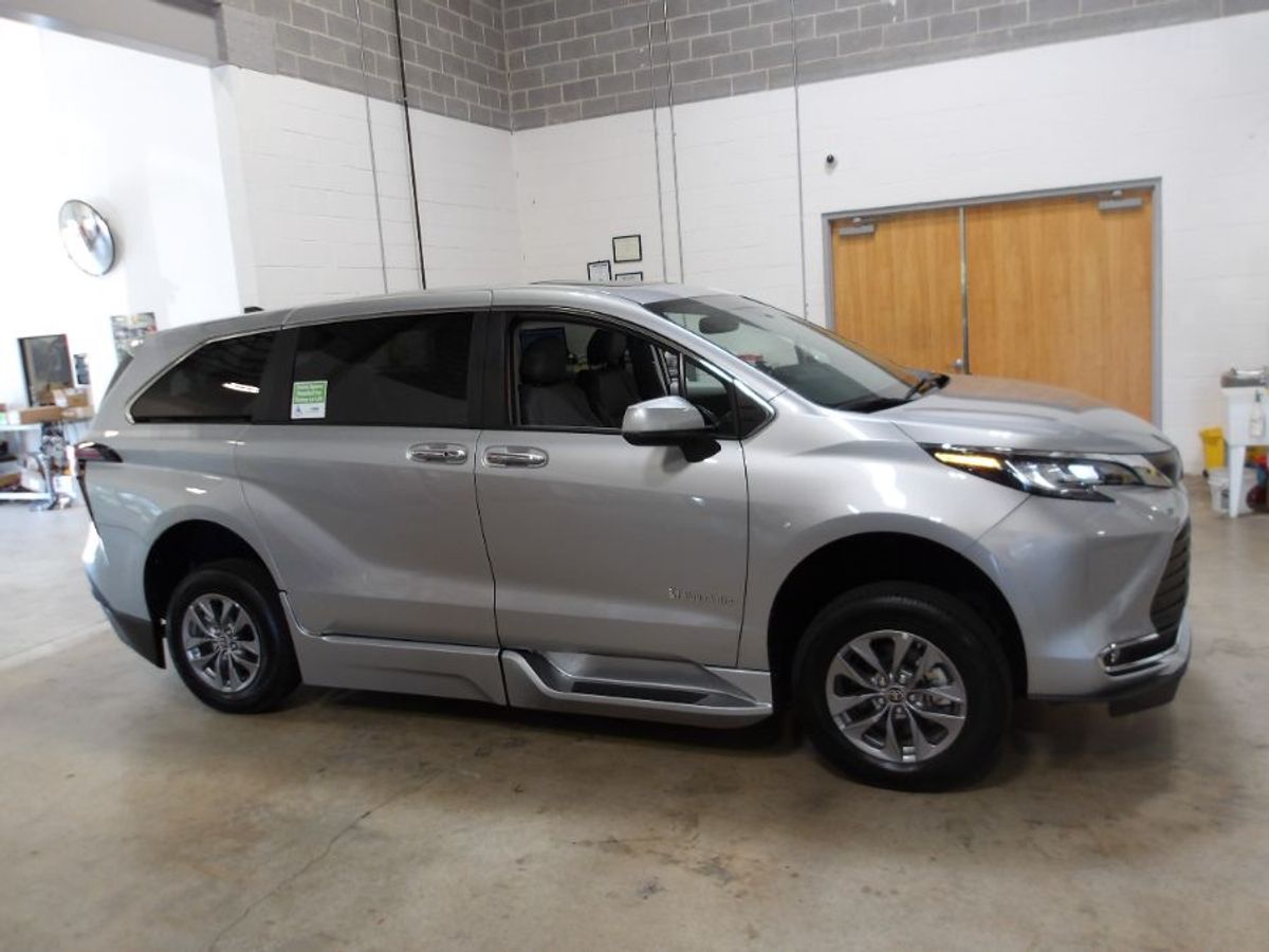 Silver Toyota Sienna image number 4