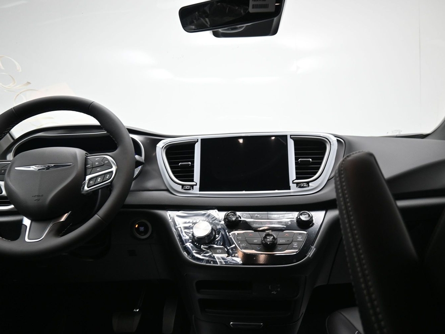 White Chrysler Voyager image number 13