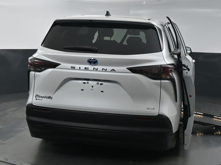 New 2025 Toyota Sienna Hybrid XLE Base - BraunAbility Side Entry Entry Fold Out Automatic Ramp