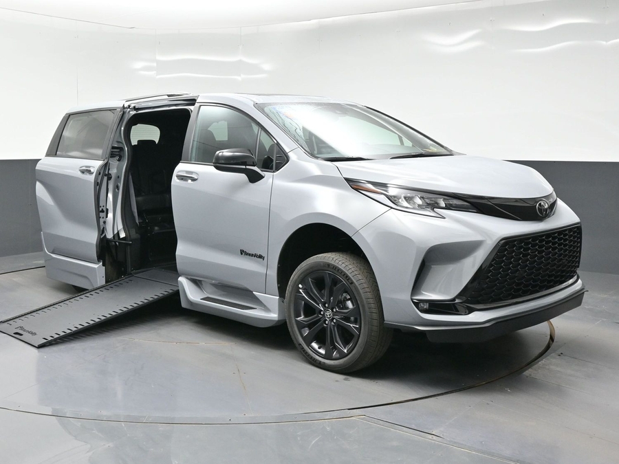 New 2026 Toyota Sienna XSE Sport - BraunAbility Side Entry In Floor Automatic Ramp