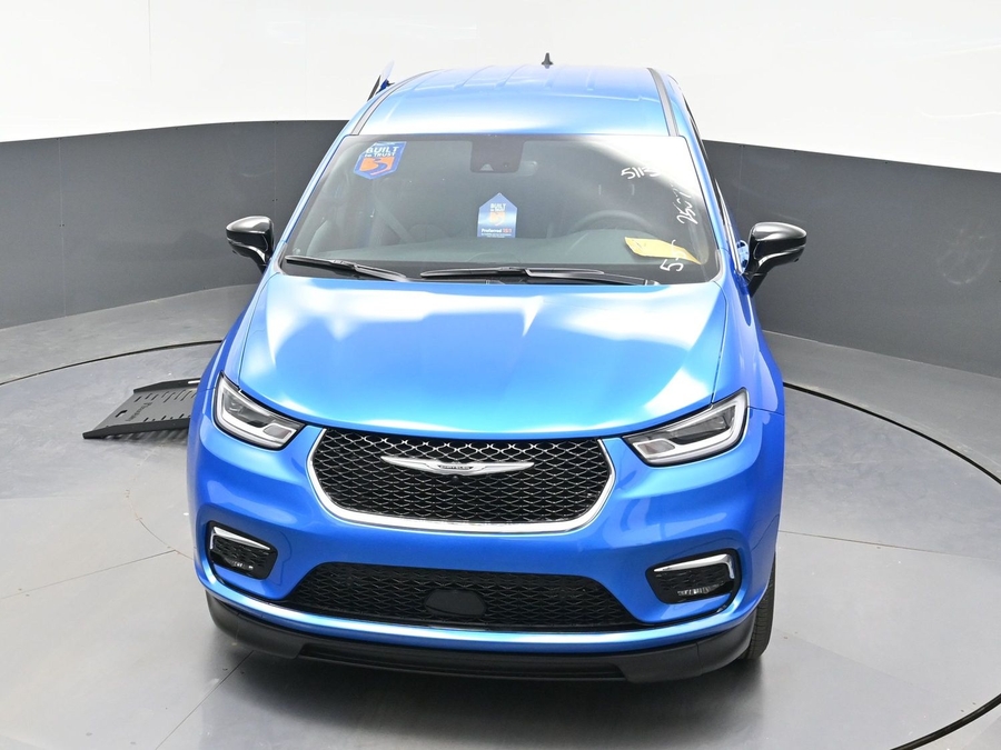 Blue Chrysler Pacifica image number 21