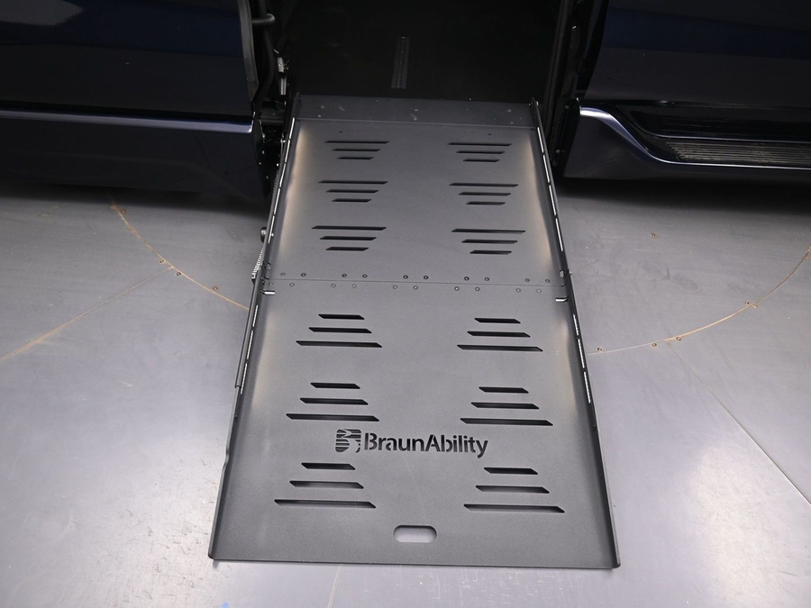 New 2026 Toyota Sienna Hybrid XLE Base - BraunAbility Side Entry Entry Fold Out Automatic Ramp