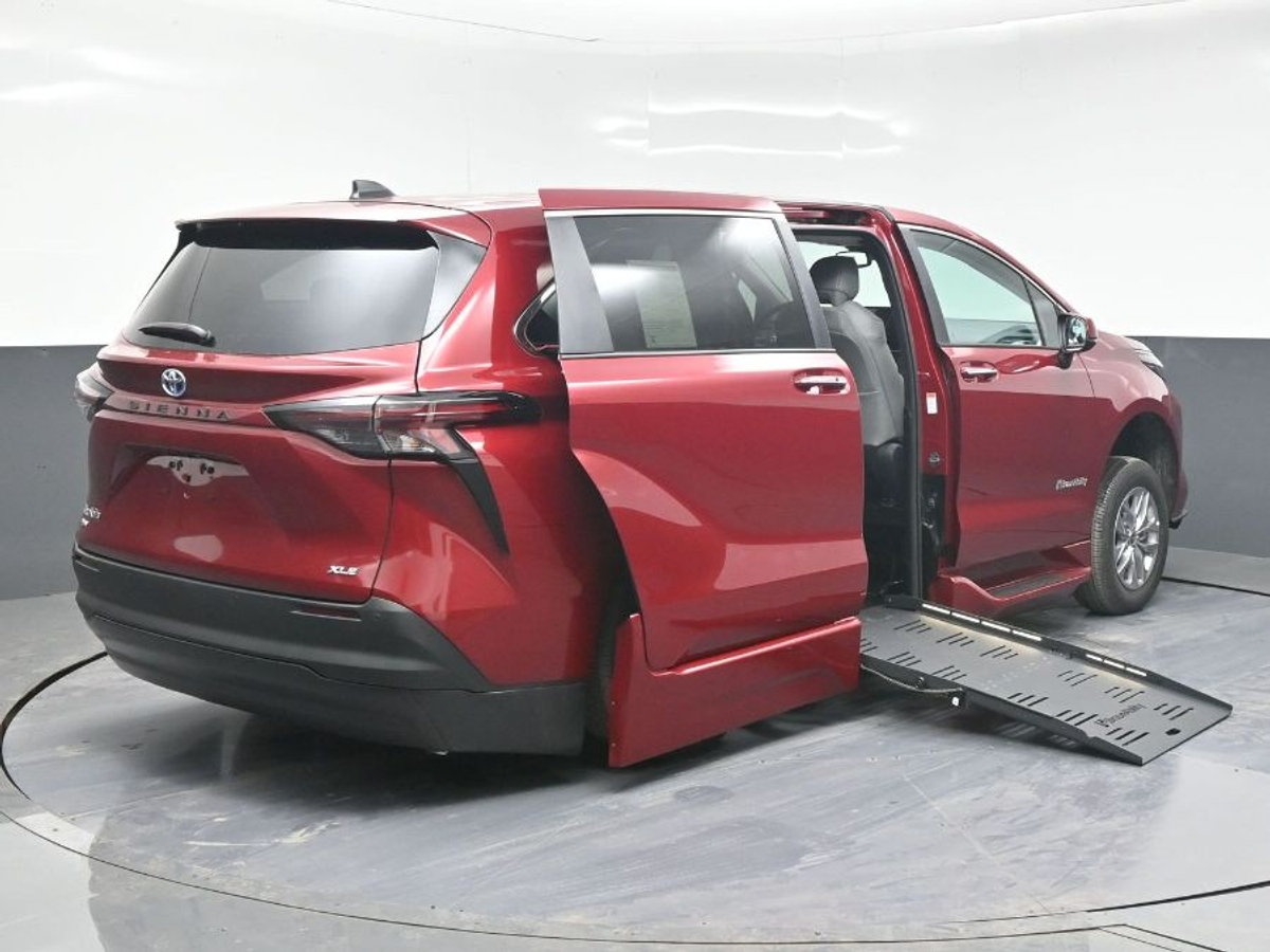 2025 TOYOTA SIENNA - Image 4