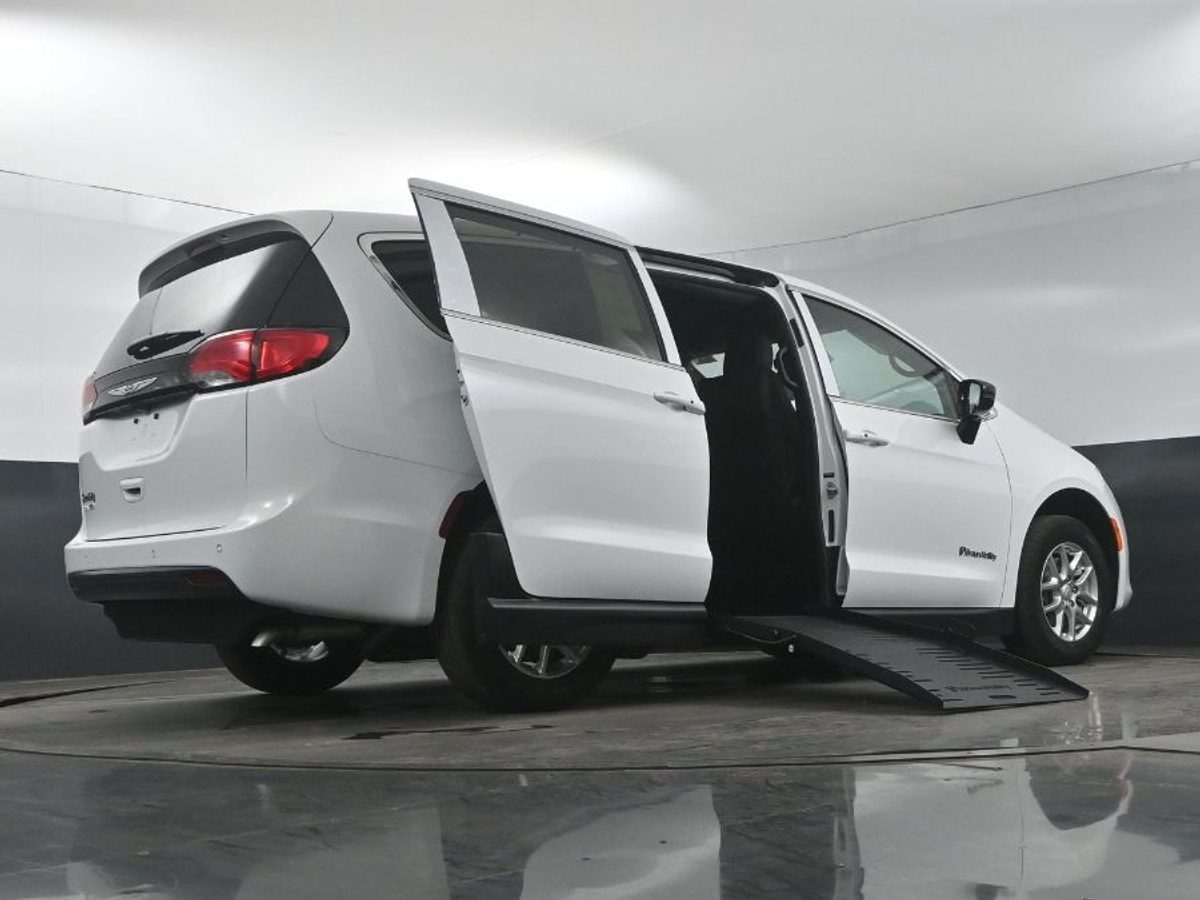 2025 CHRYSLER VOYAGER - Image 22