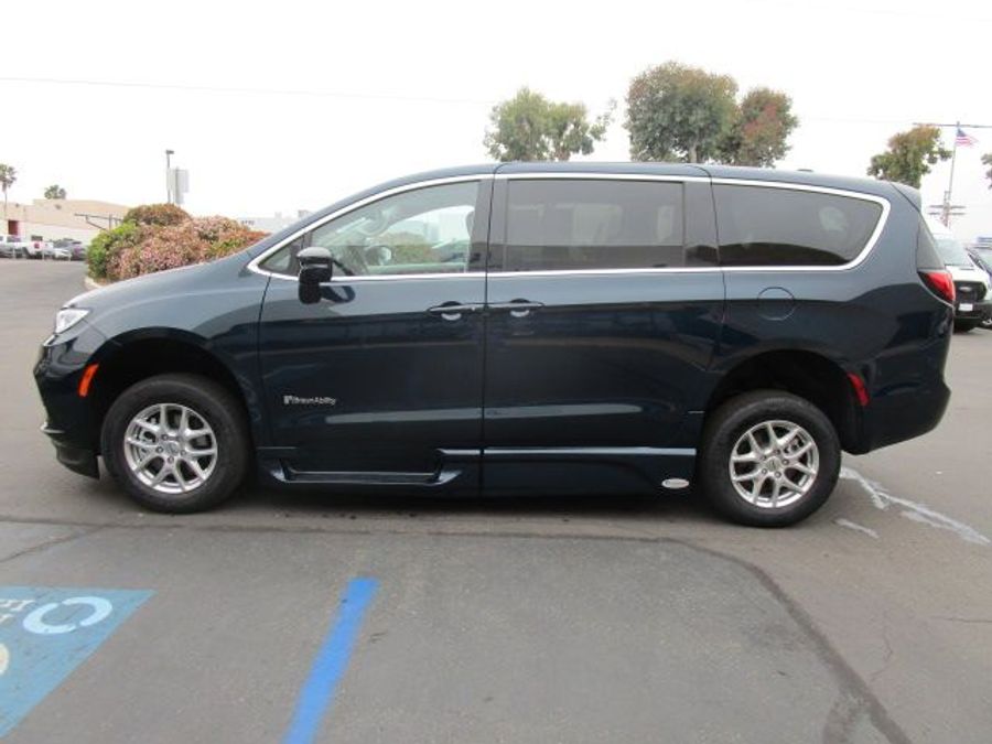 New 2025 Chrysler Pacifica Select Safety - BraunAbility Side Entry Entry In Floor Automatic Ramp