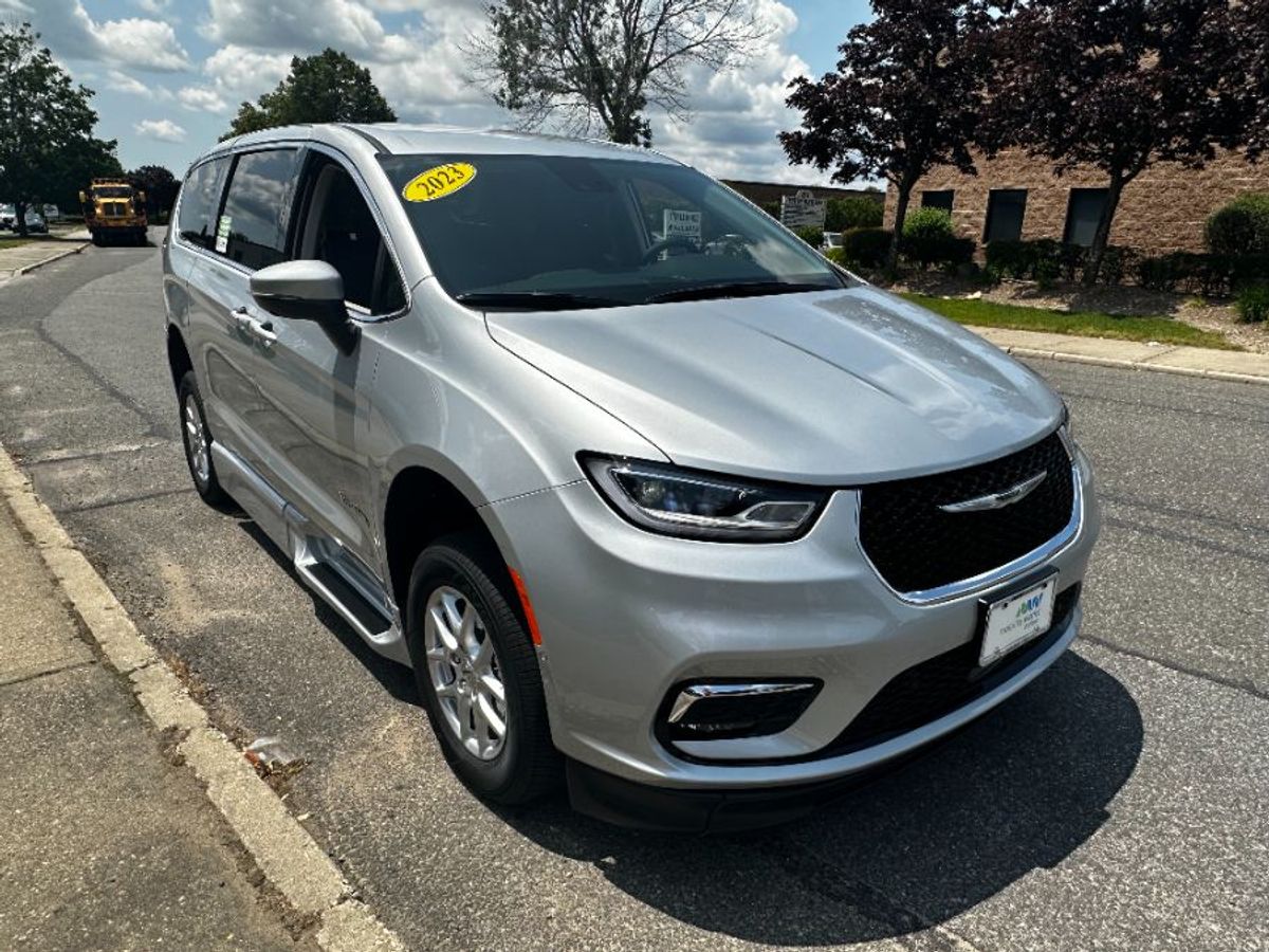Silver Chrysler Pacifica image number 2