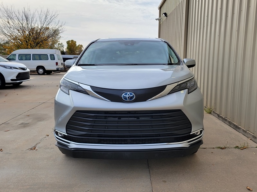 Used 2024 Toyota Sienna Hybrid XLE Plus - BraunAbility Side Entry Entry Fold Out Automatic Ramp