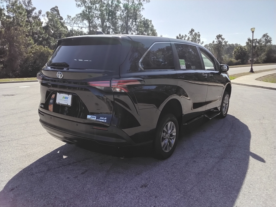 Black Toyota Sienna image number 12