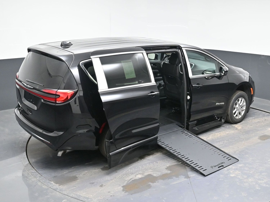 Black Chrysler Pacifica image number 25