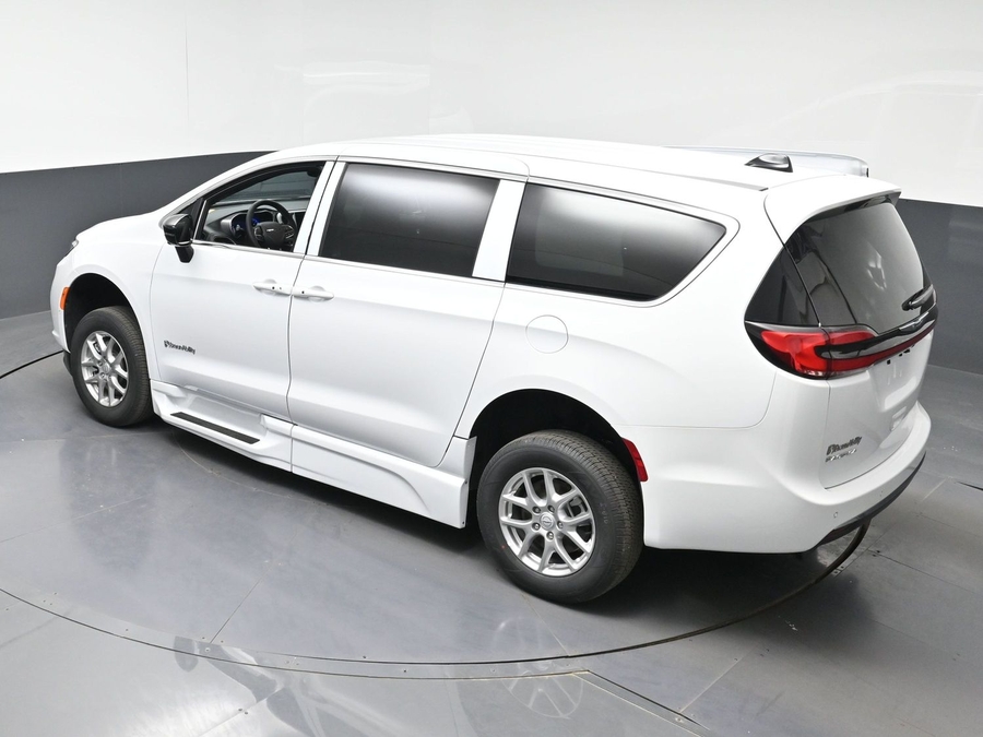 White Chrysler Pacifica image number 21