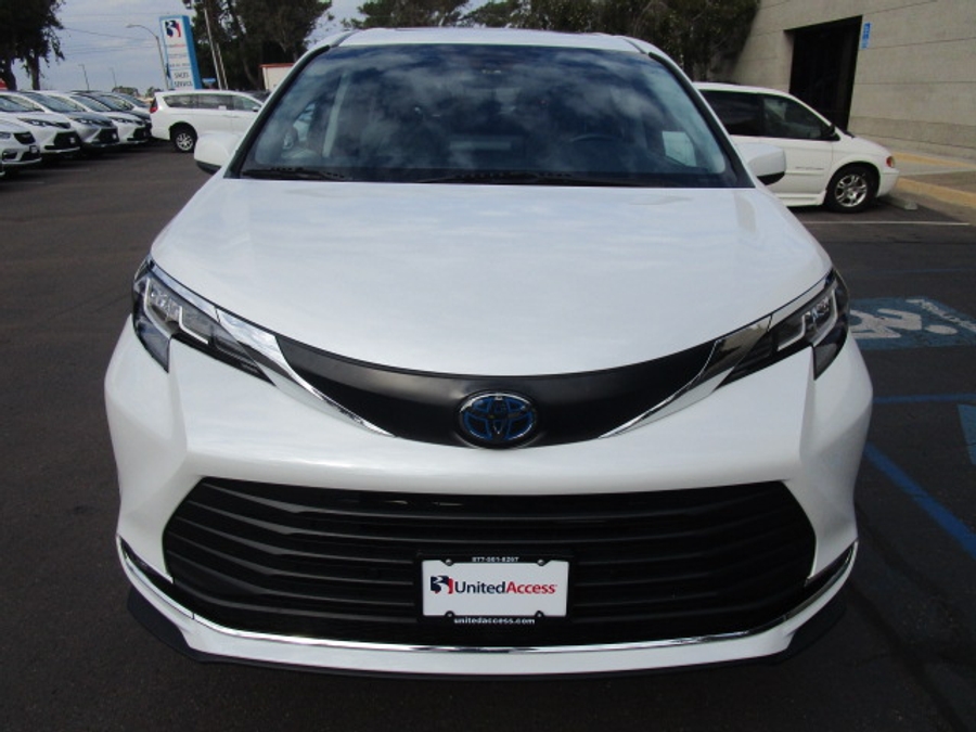 Used 2022 Toyota Sienna Hybrid XLE - BraunAbility Side Entry Entry Fold Out Automatic Ramp