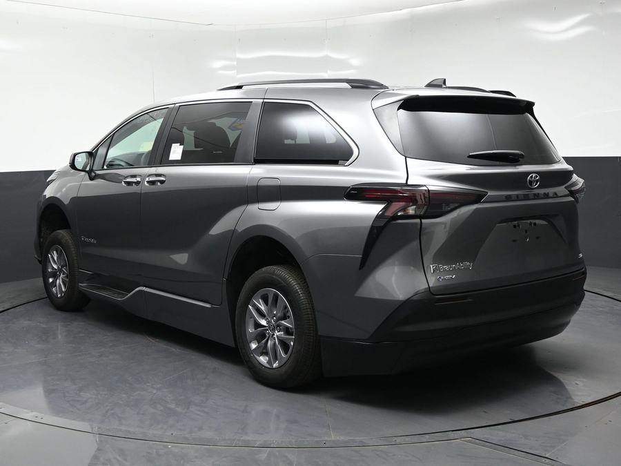New 2026 Toyota Sienna Hybrid XLE Base - BraunAbility Side Entry In Floor Automatic Ramp